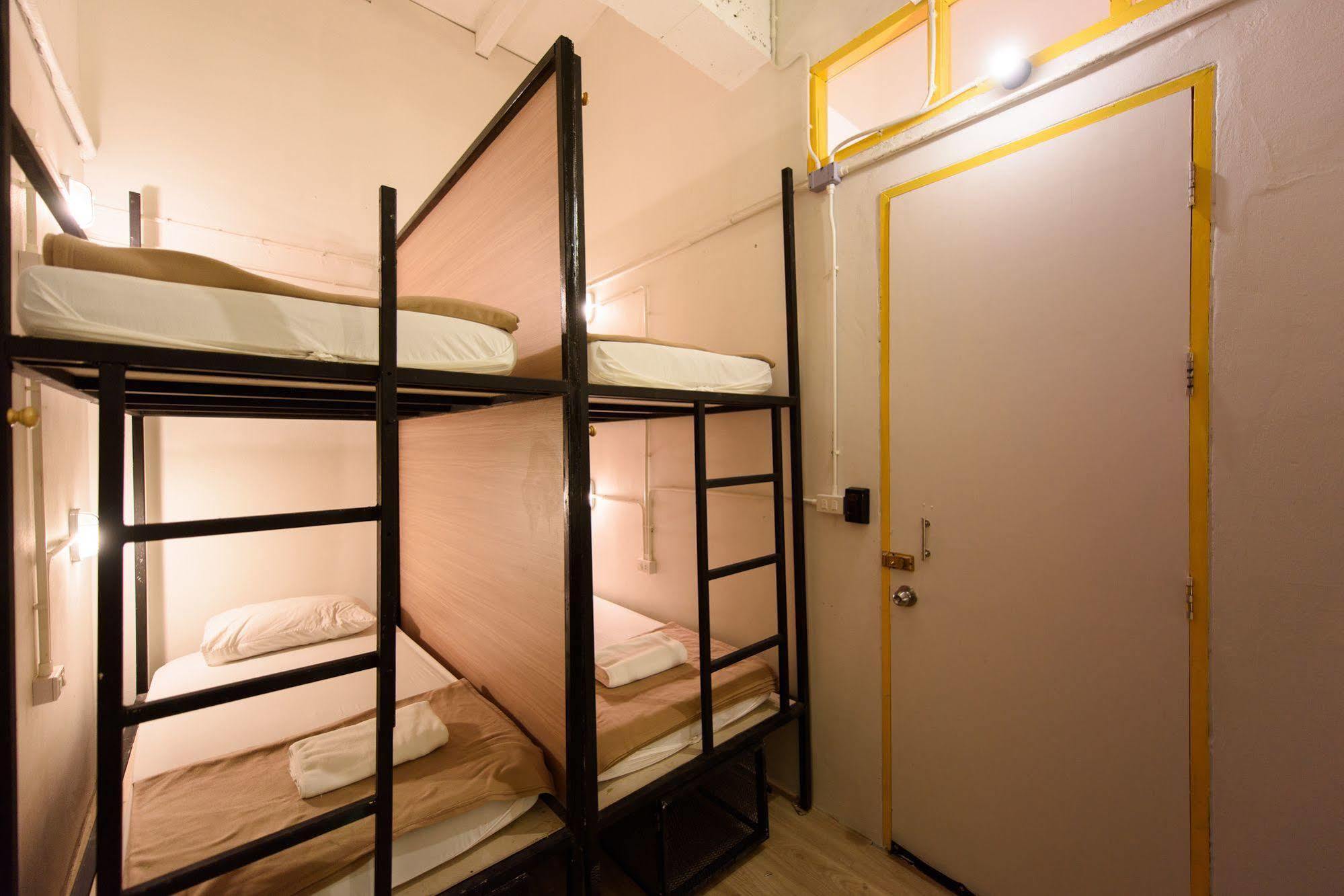 בנגקוק Warm White Hostel מראה חיצוני תמונה