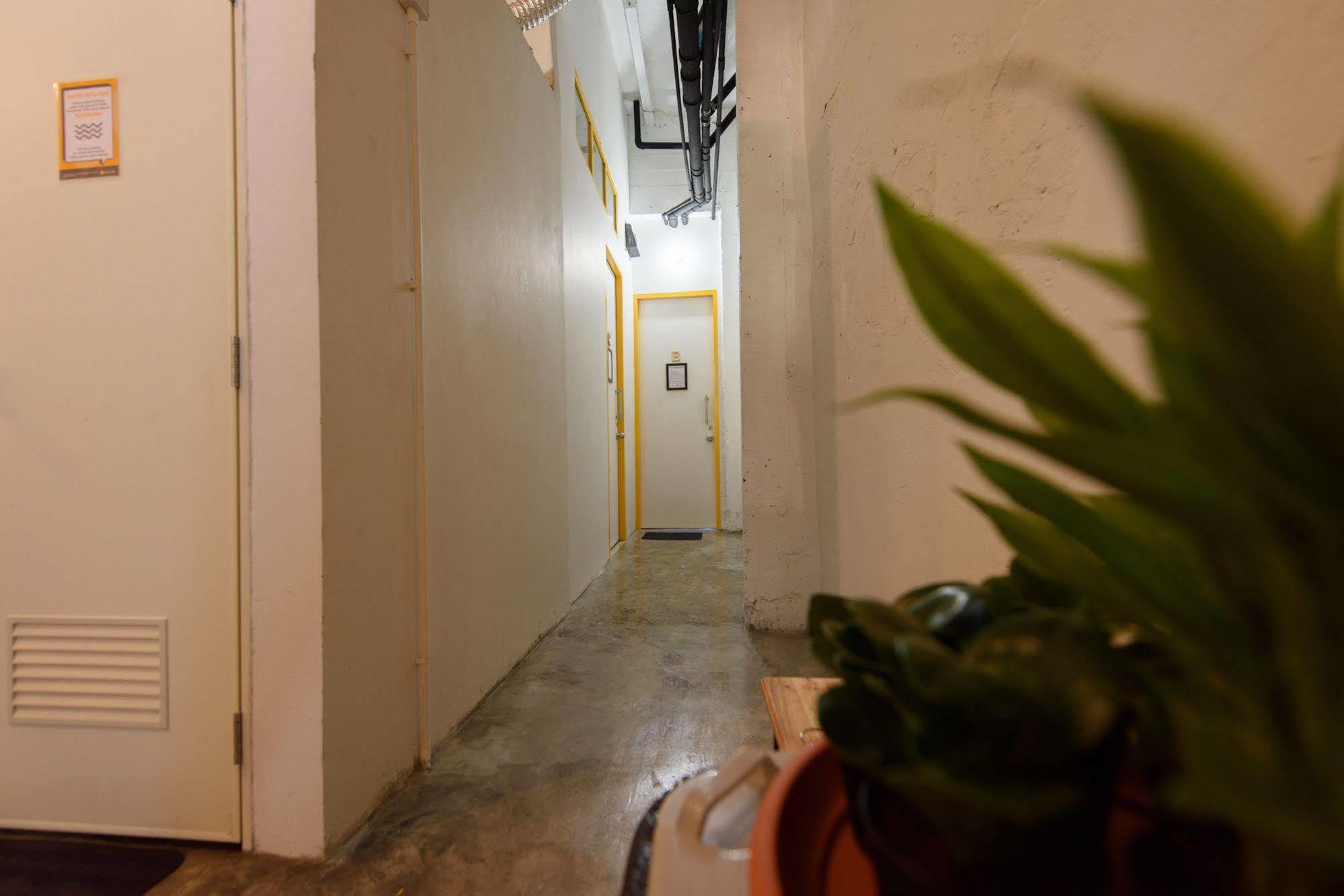 בנגקוק Warm White Hostel מראה חיצוני תמונה